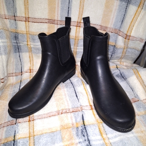 A pair of J. Crew Kenton Chelsea boots in a men\'s size 10. Like new condition main image 7